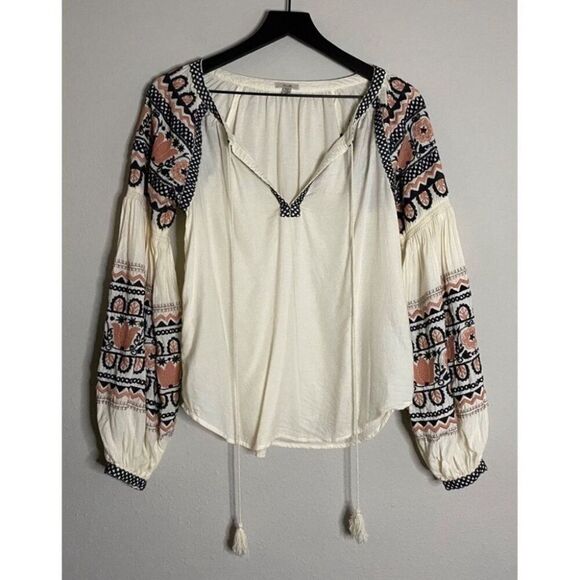 Urban Outfitters Ecote Embroidered Puff Sleeve Top - Picture 2 of 11